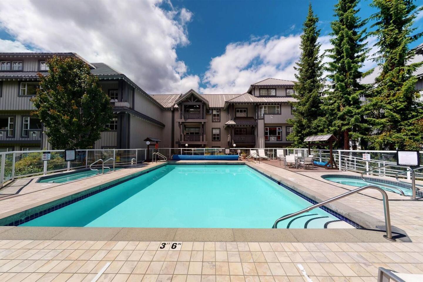 Newly Renovated Ski In Out W Pool 2 Hot Tubs วิสต์เลอร์ ภายนอก รูปภาพ